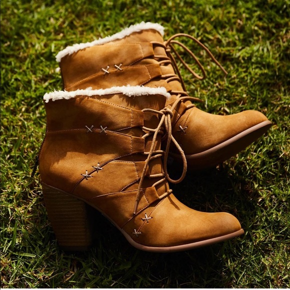 NWT tan winter heeled bootie - Picture 2 of 4